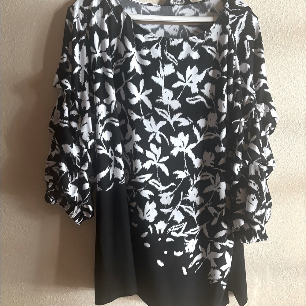 Tunic top in Black White.   Large NWT